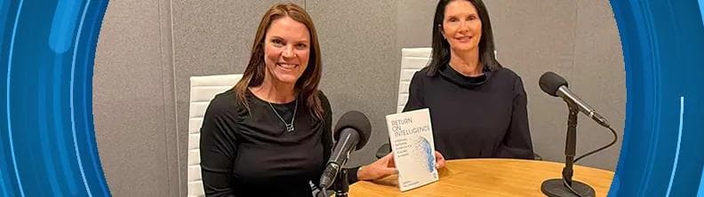 Mona Malone et Kristin Milchanowski pendant l'enregistrement du podcast