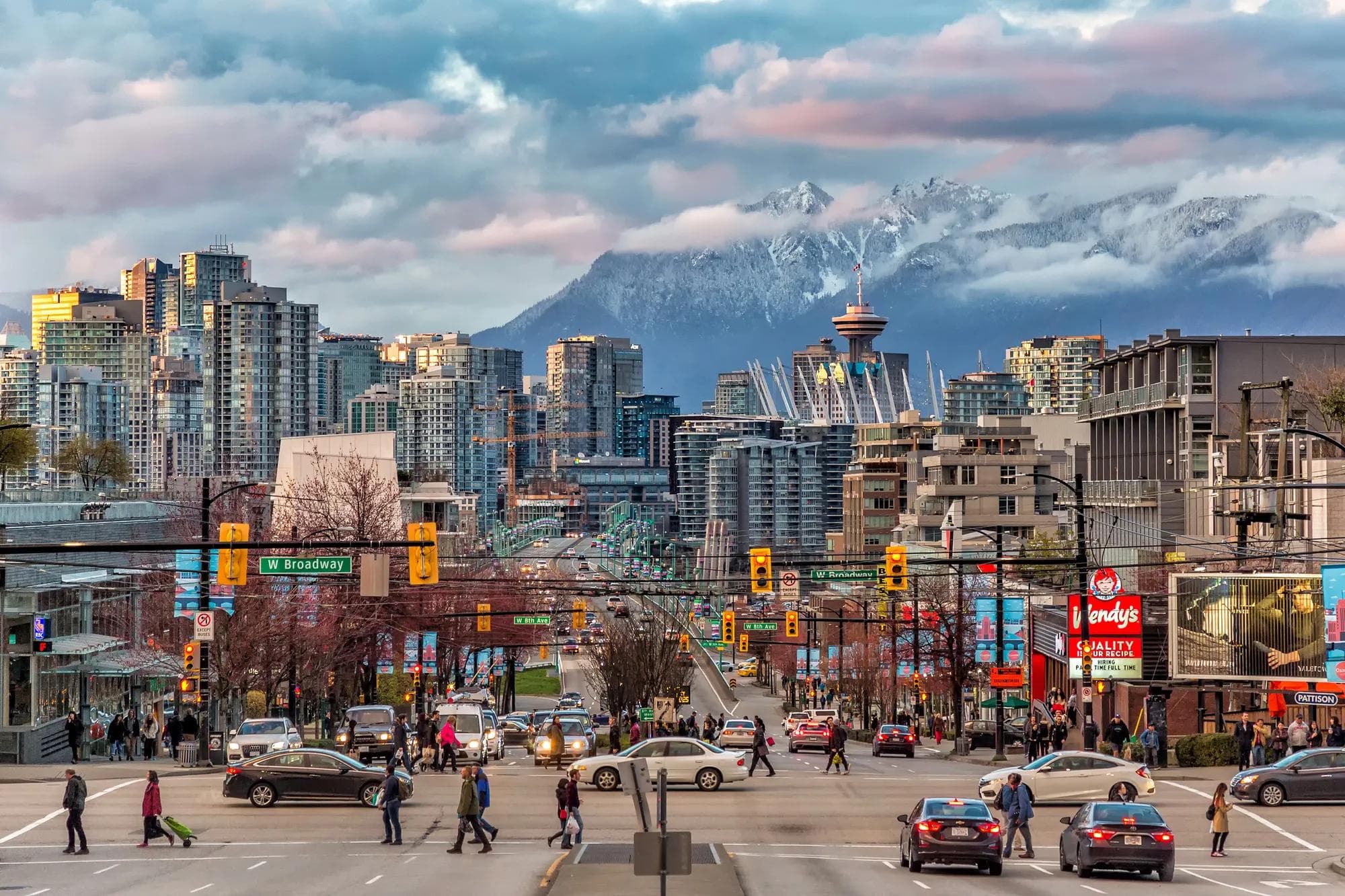 Vue du centre-ville de Vancouver avec une montagne enneigée en arrière-plan. 