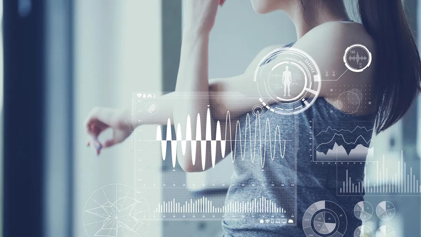 Femme travaillant avec des textiles intelligents 