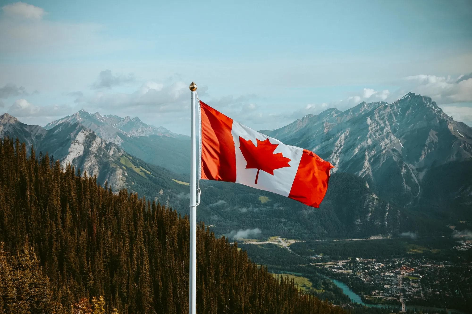 Drapeau canadien sur une chaîne de montagnes 