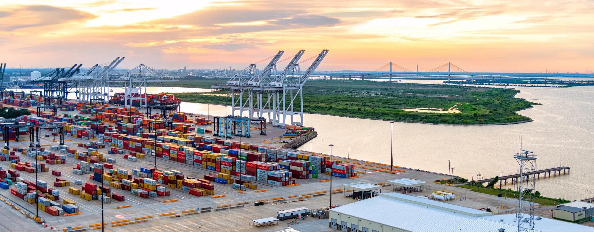 Un gros porte-conteneurs est déchargé au port de Houston à Morgan Point, au Texas