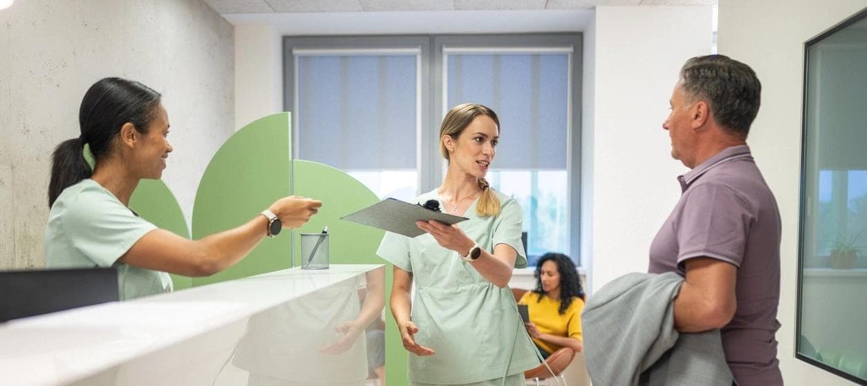 Professionnels de la santé qui discutent des options de traitement avec un patient dans une clinique. 