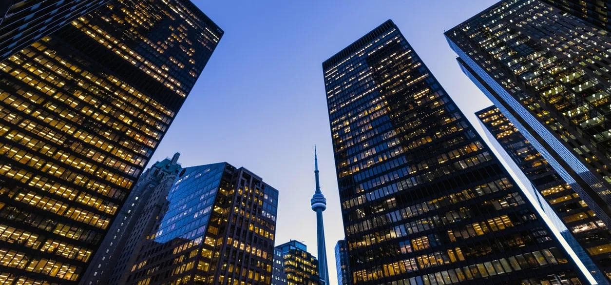 Vue en soirée du quartier des affaires de Toronto, incluant la Tour CN.