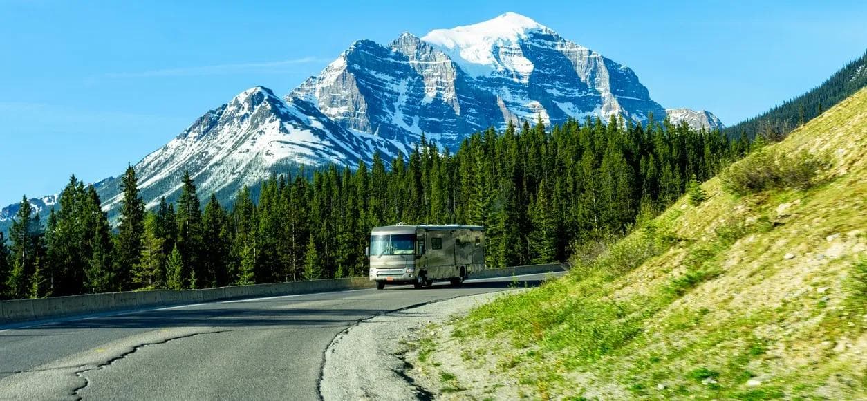 Véhicule récréatif qui traverse les montagnes 