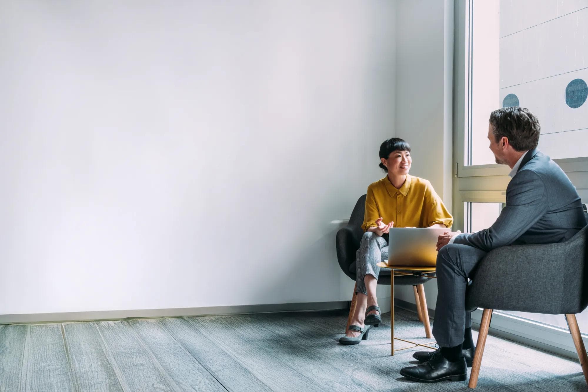 Deux collègues de travail discutant au bureau 