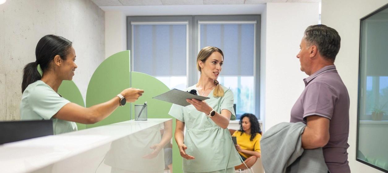 Professionnels de la santé qui discutent des options de traitement avec un patient dans une clinique. 