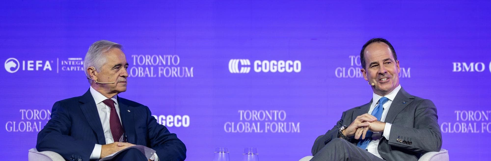 Darryl White, chef de la direction, BMO, et l’honorable Brian Tobin, conseiller principal, BMO, discutent des occasions au Canada dans le cadre de la 20e édition annuelle du Forum mondial de Toronto.