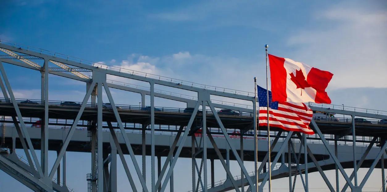 Vue du pont Blue Water à Port Huron, au Michigan, avec les drapeaux américain et canadien au premier plan.