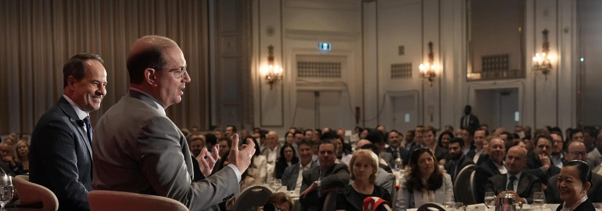 Darryl White et l’ambassadeur Mark D. Wiseman à la causerie du Canadian Club Toronto