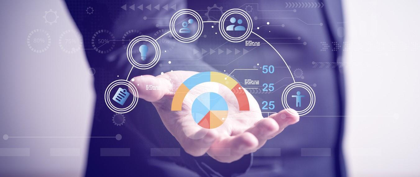 Homme d'affaires tenant un concept commercial innovant 