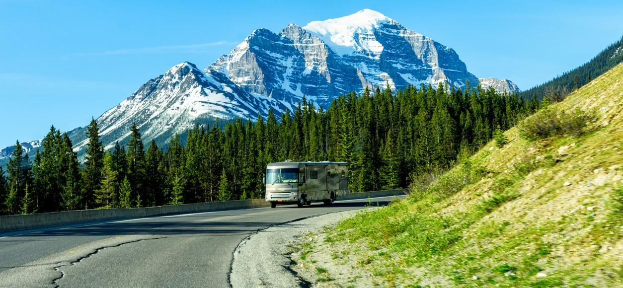 Véhicule récréatif qui traverse les montagnes 