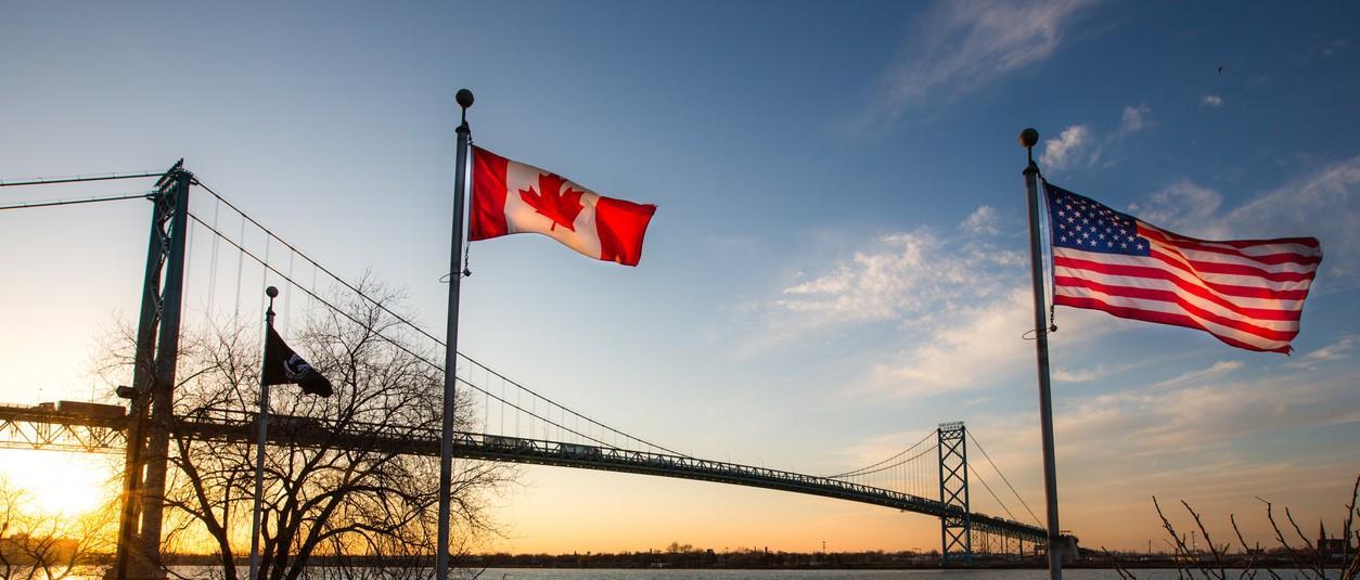 Pont Ambassador reliant Détroit, au Michigan, à Windsor, au Canada. 
