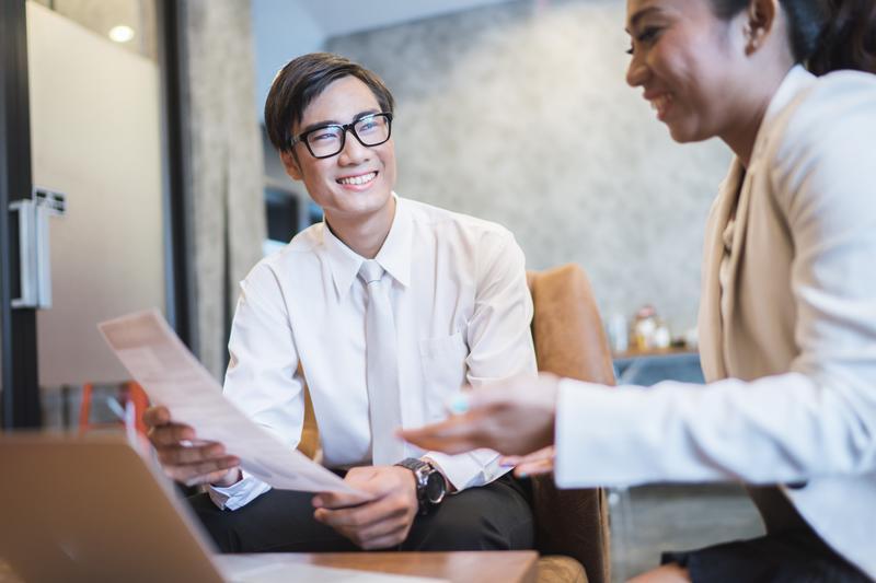 Des hommes d'affaires discutent