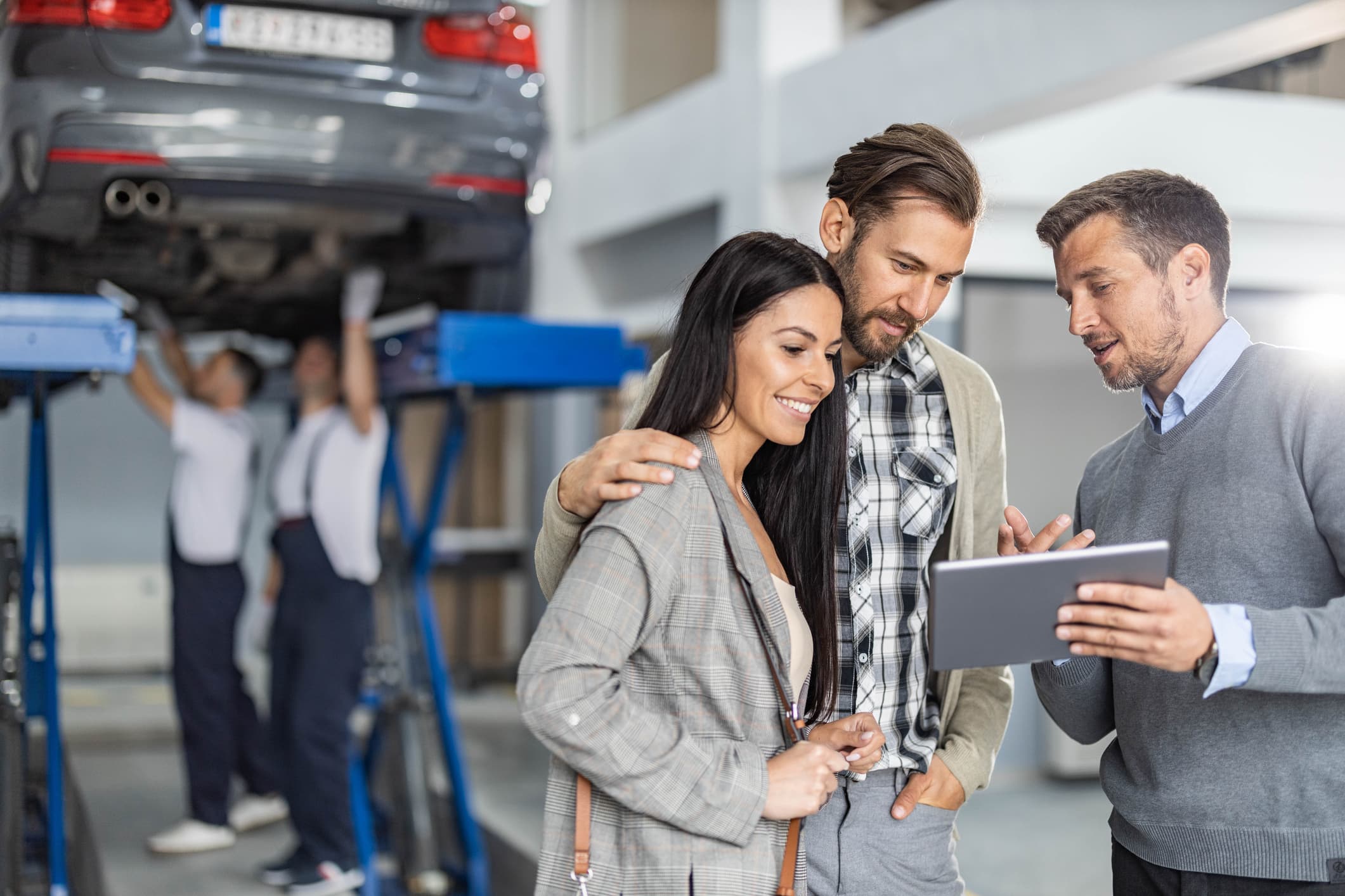 Un directeur des services automobile aide les clients avec leur voiture