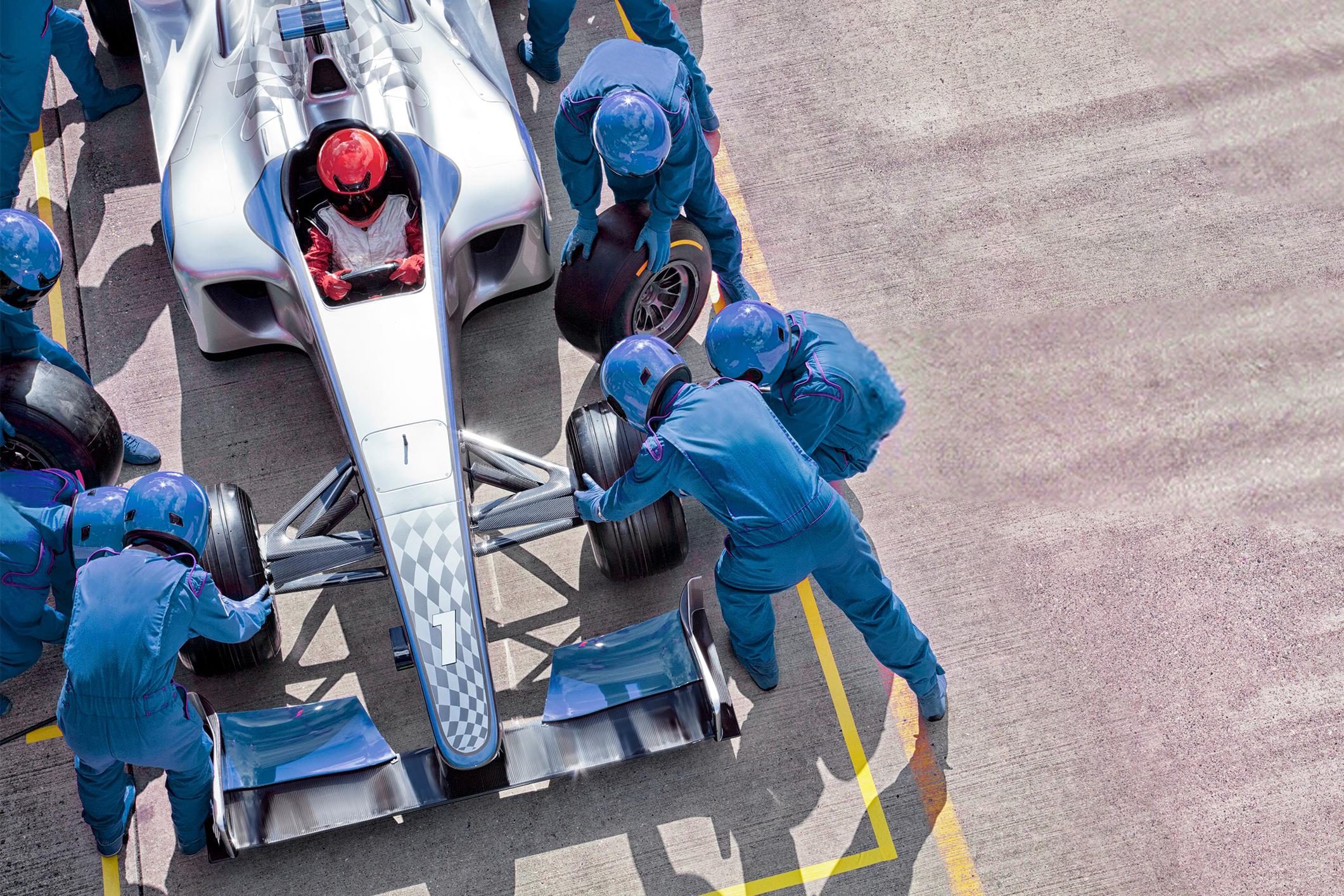 équipage au stand des voitures de course