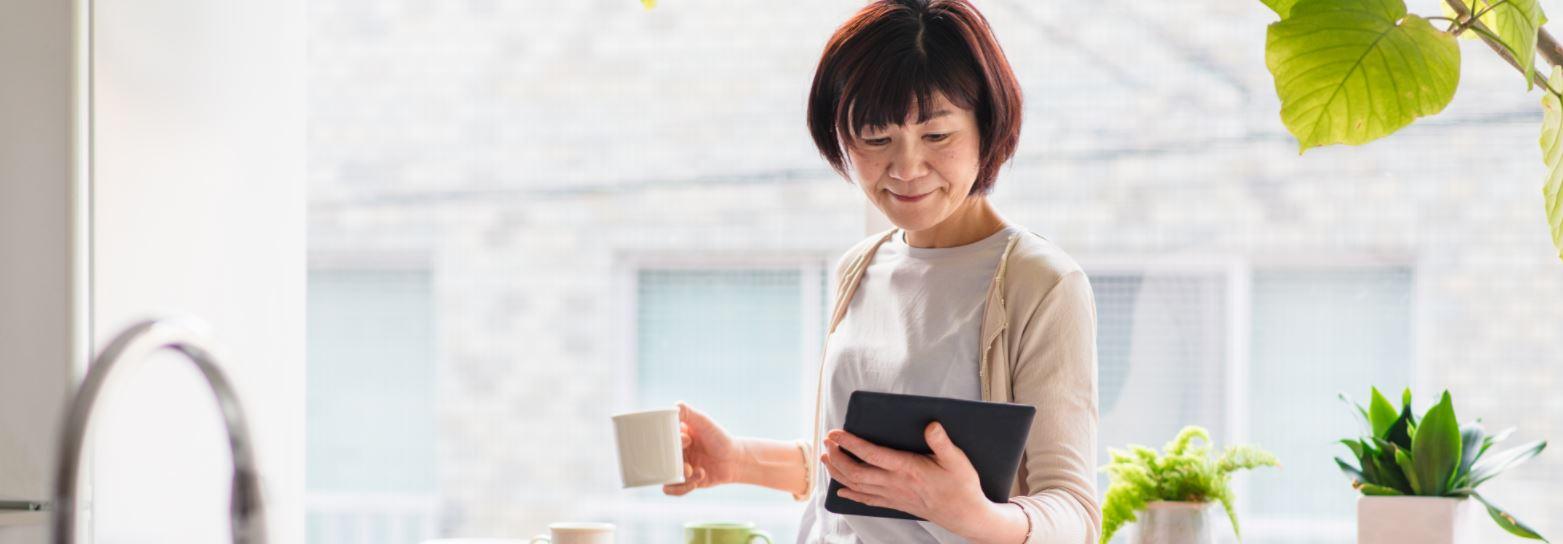 Femme utilise un iPad
