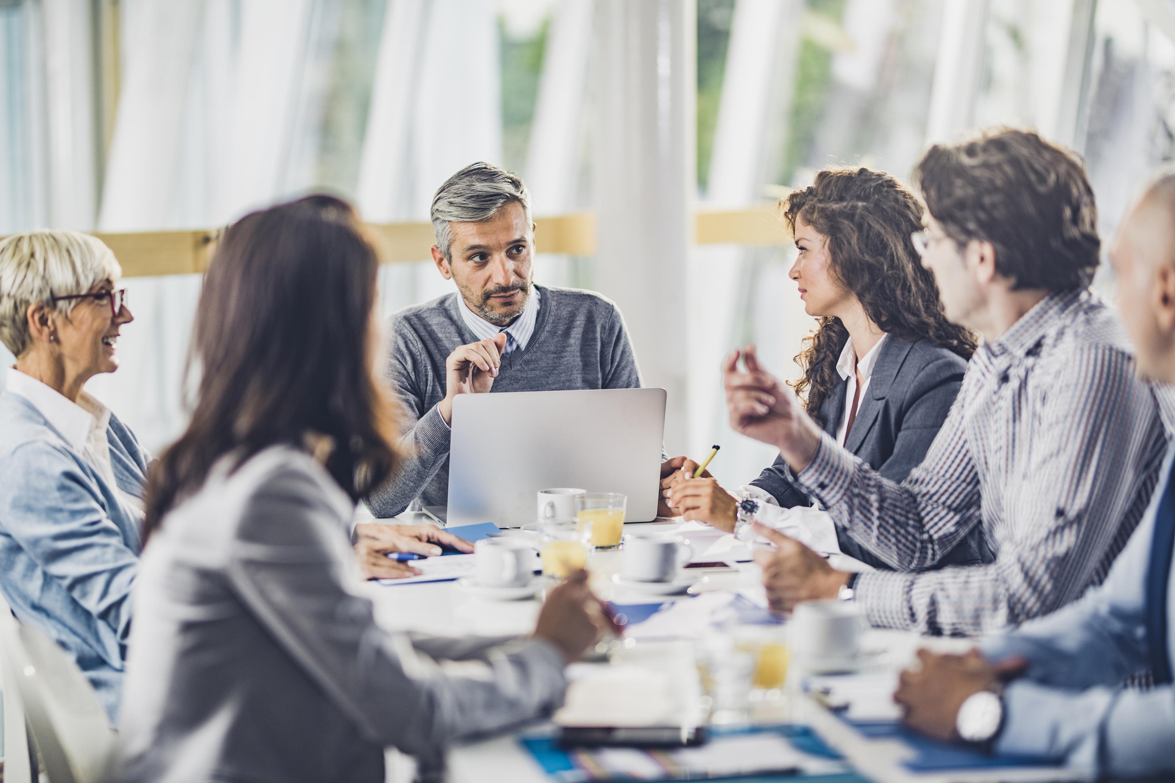 Le PDG parle à l'équipe