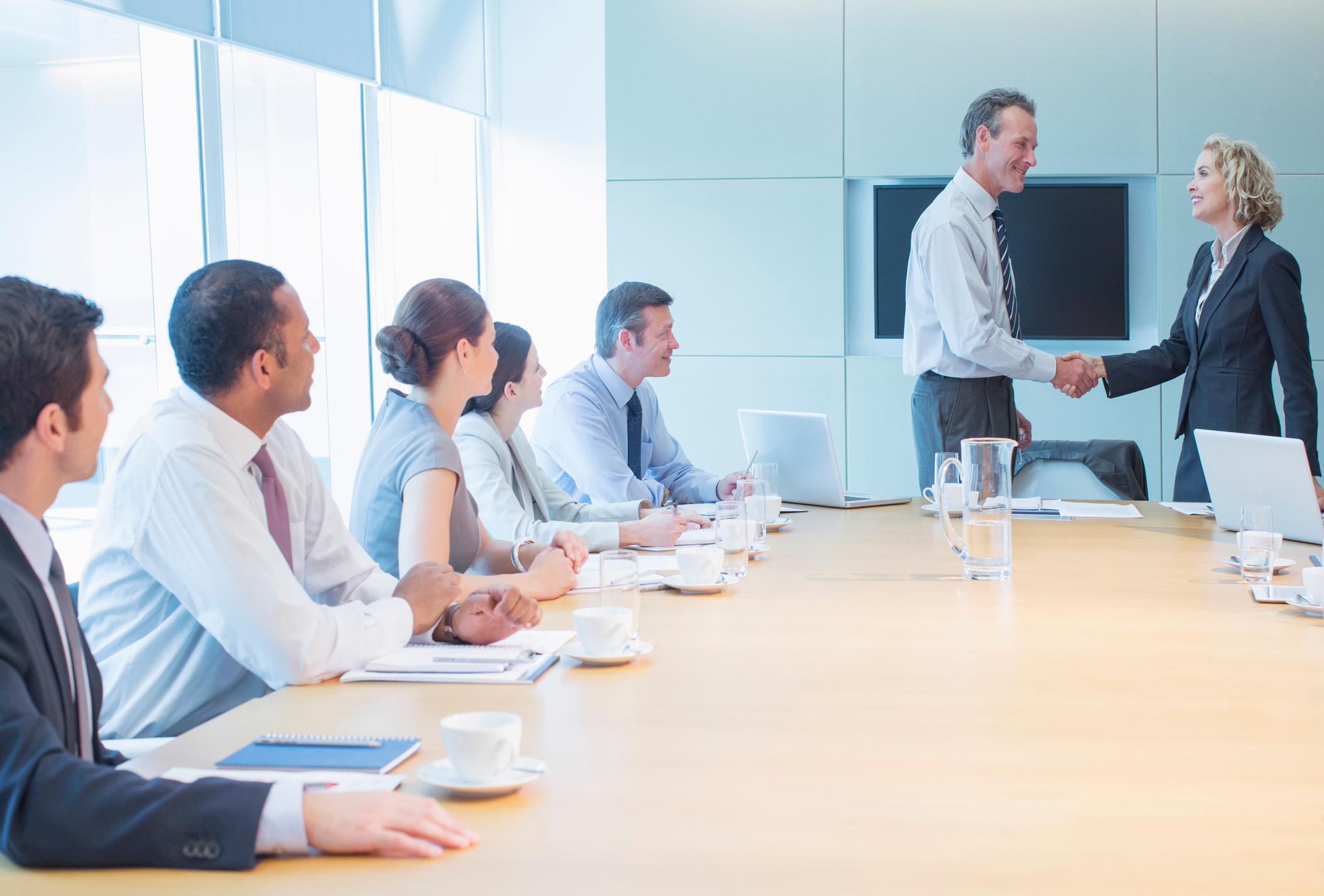 conclusion d’un accord commercial avec poignée de main