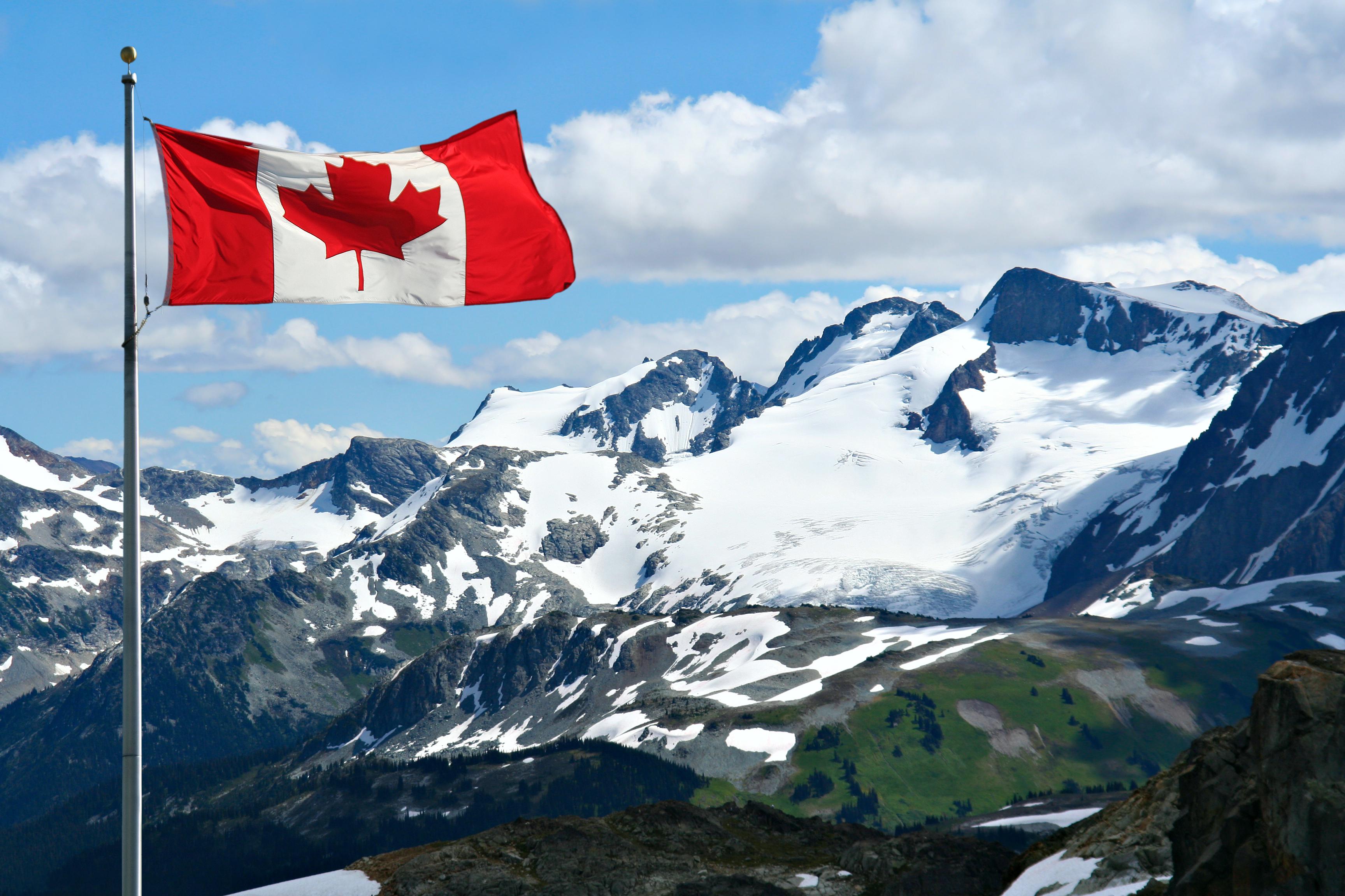 Drapeau canadien avec des montagnes