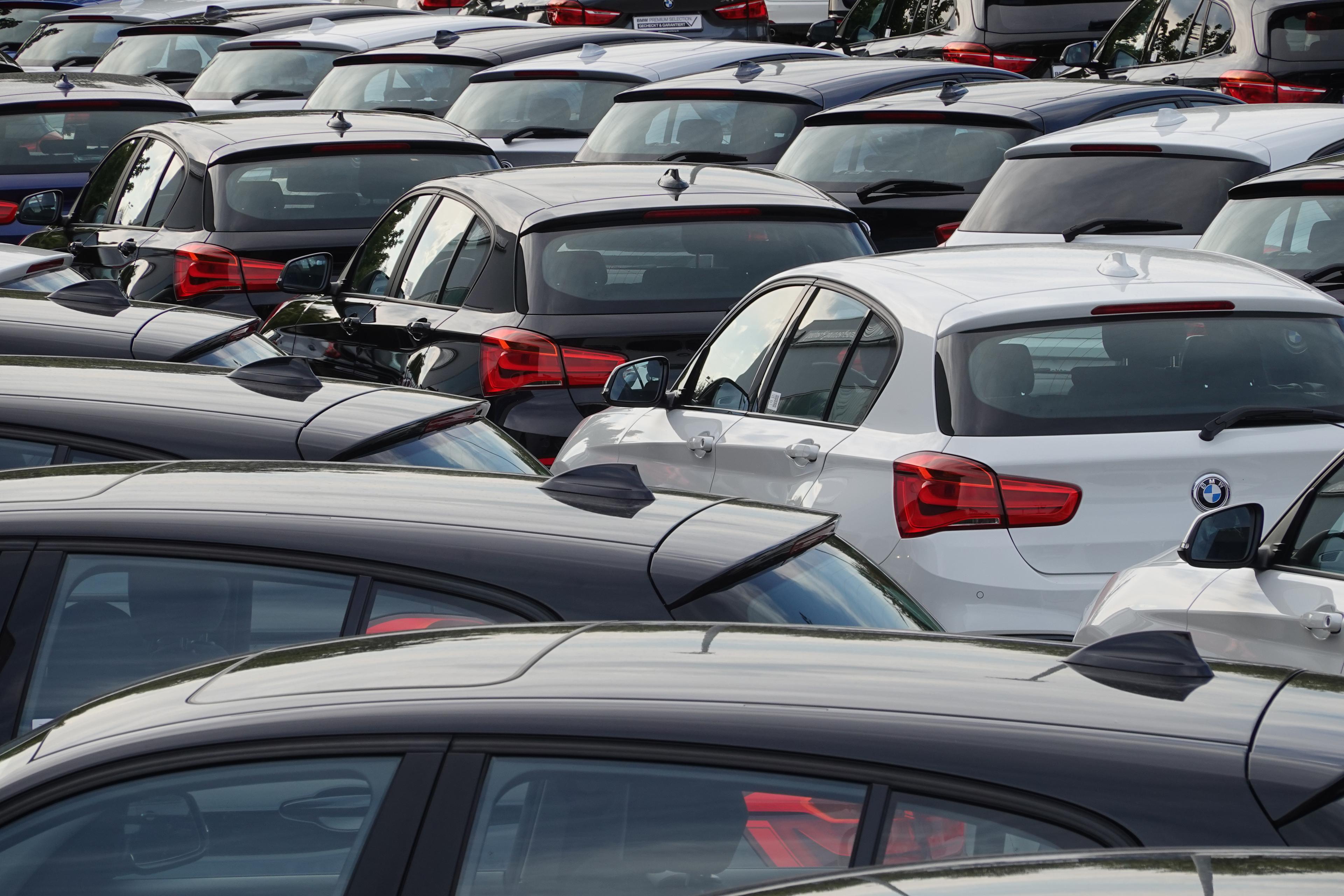 Automobiles BMW stationné