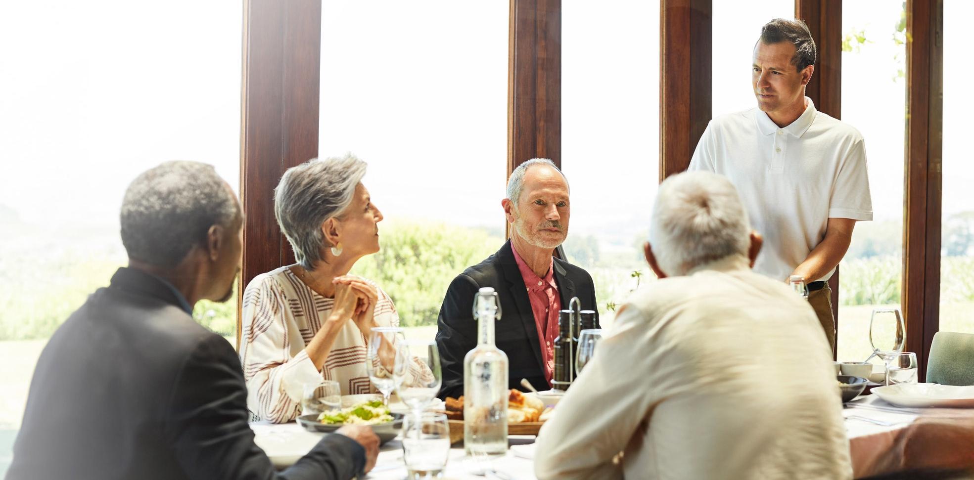 Famille discutant de planification financière