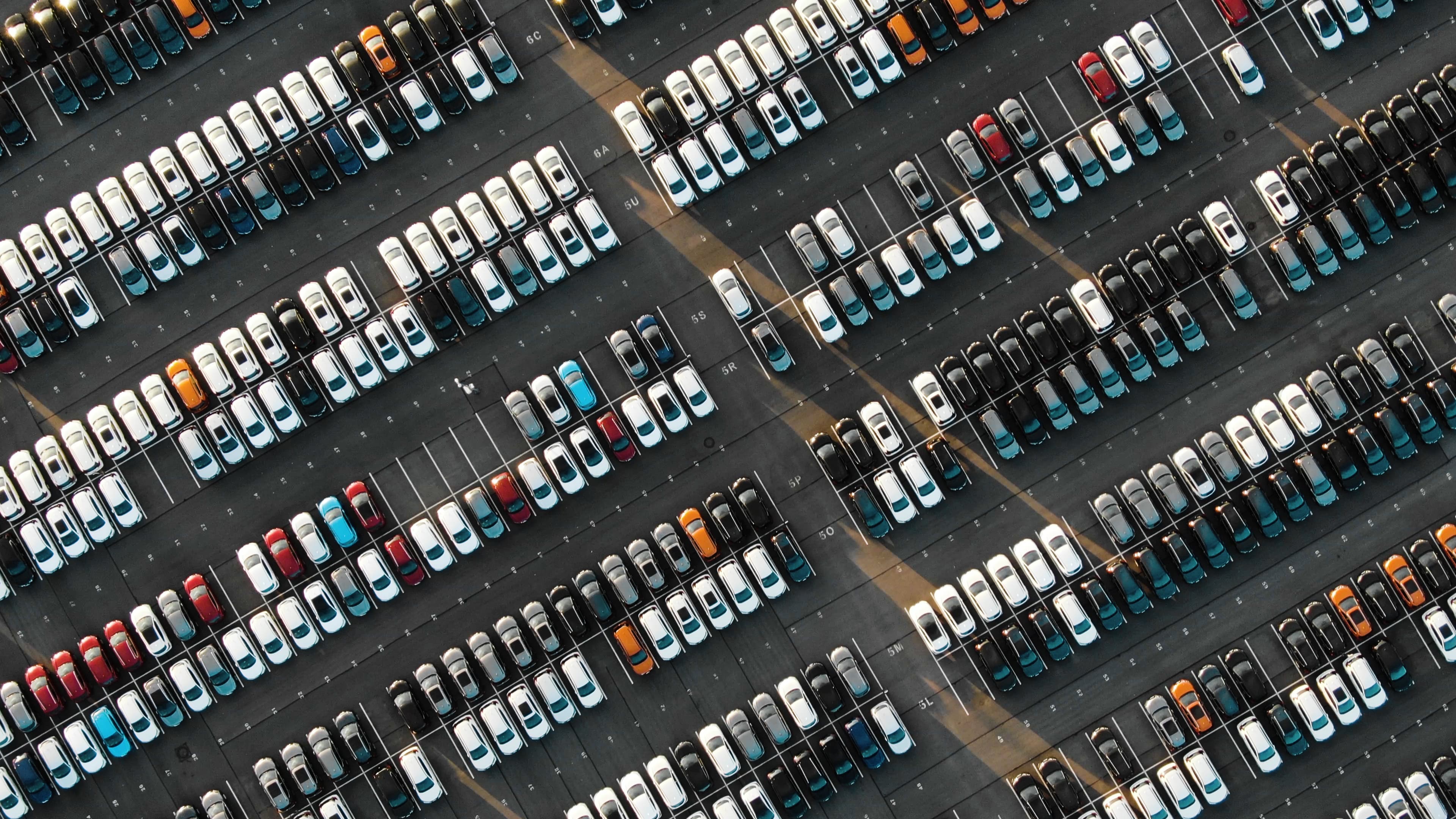 Voitures neuves garées dans le bâtiment automobile