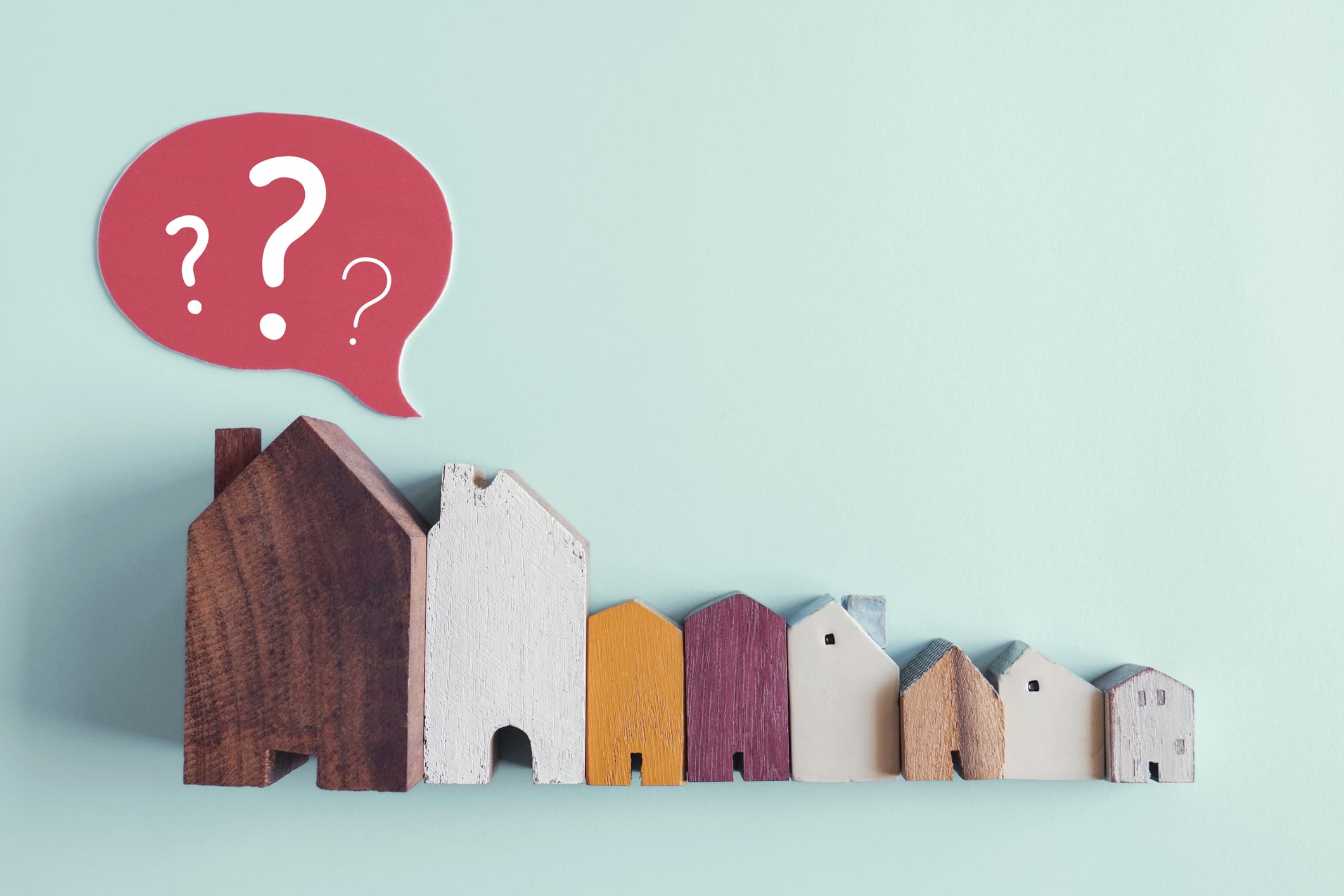 maison en bois avec des points d'interrogation crise du logement decisions confuses