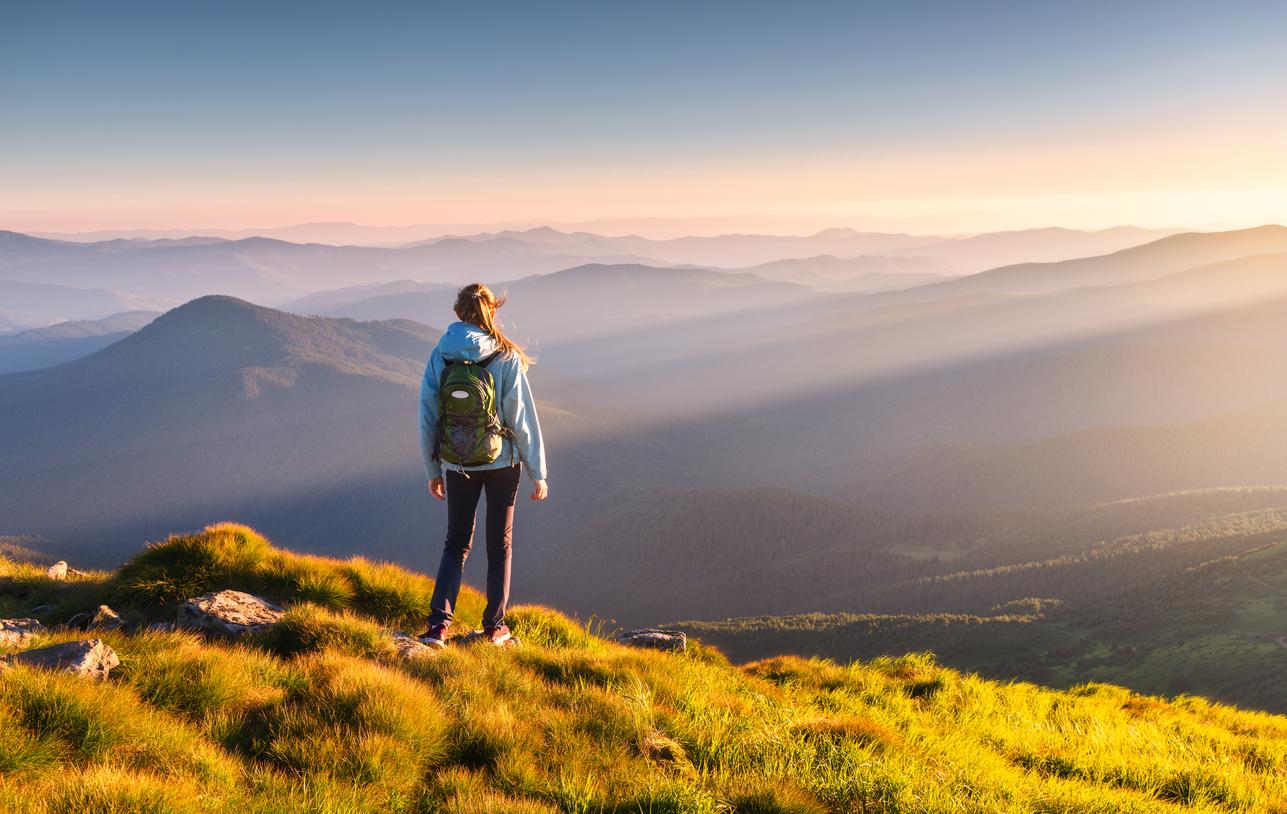 femme debout sur la colline